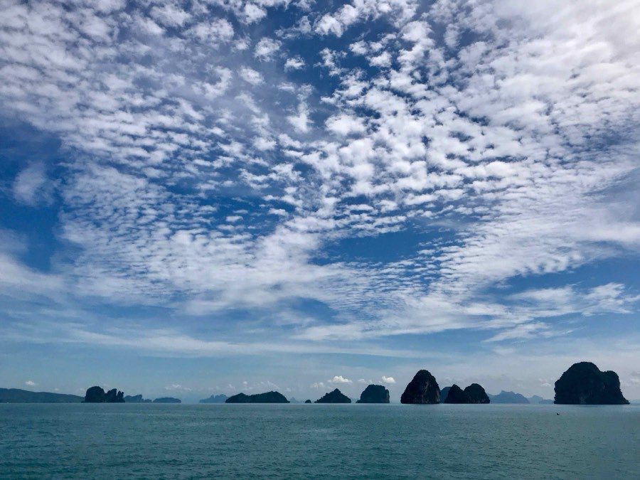 Pitons calcaires à l'horizon de la baie de Phang Nga