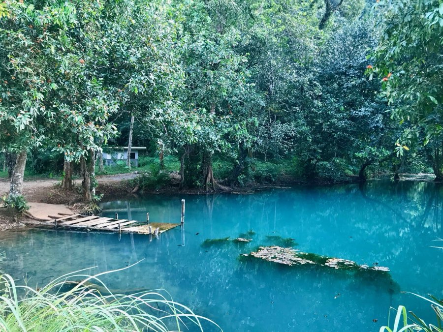 Bassin d'eau turquoise au cœur de la jungle, près de Krabi