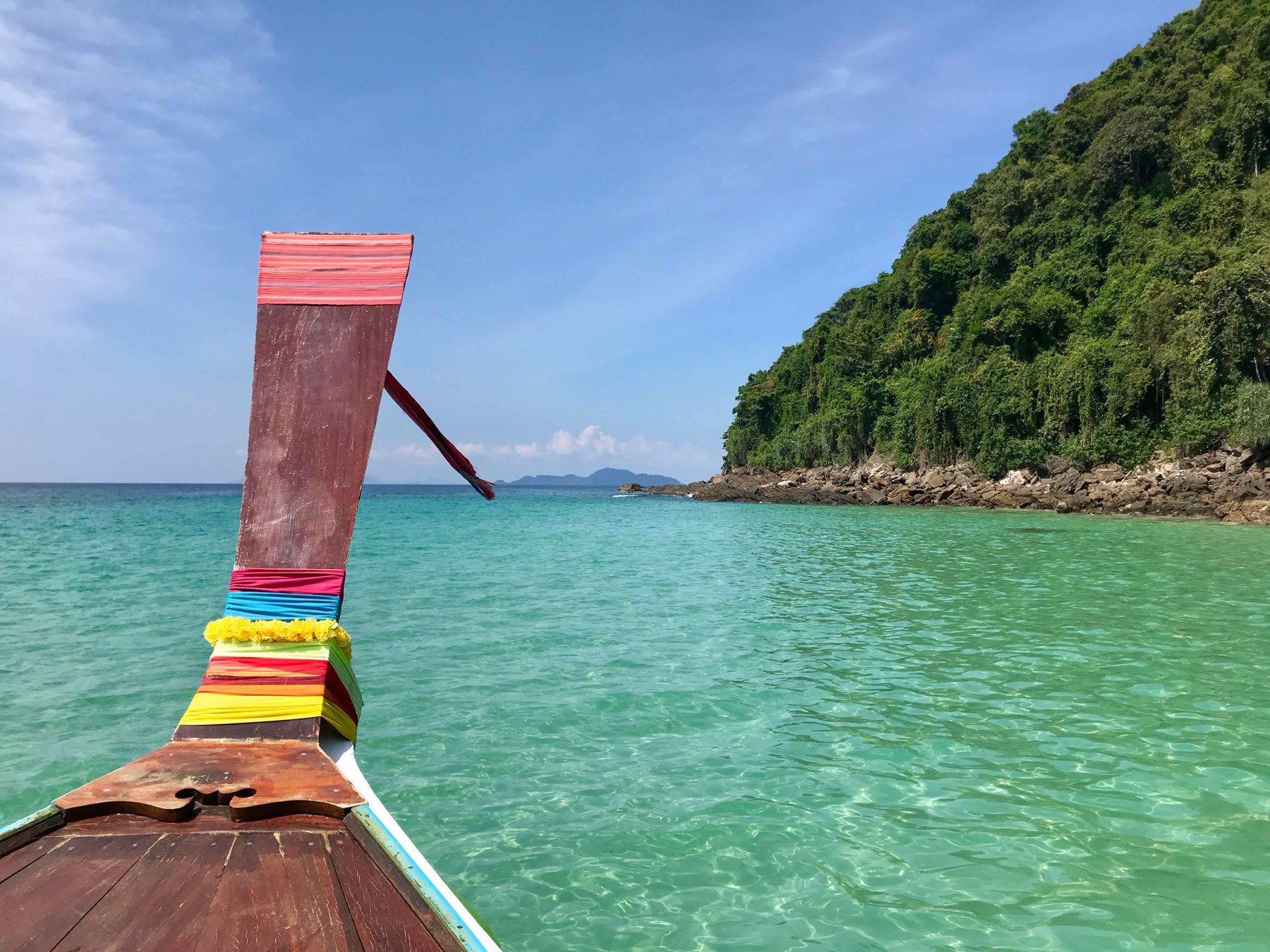 Proue d'un bateau longue-queue sur une eau turquoise, au large de Krabi
