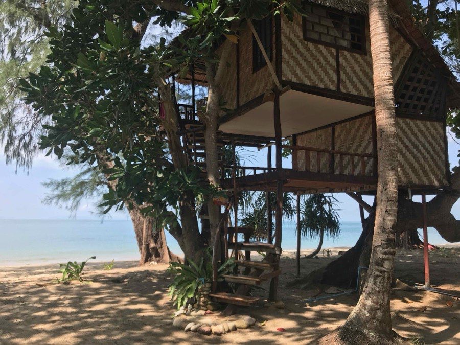 Cabane en bois dans les arbres à Koh Jum