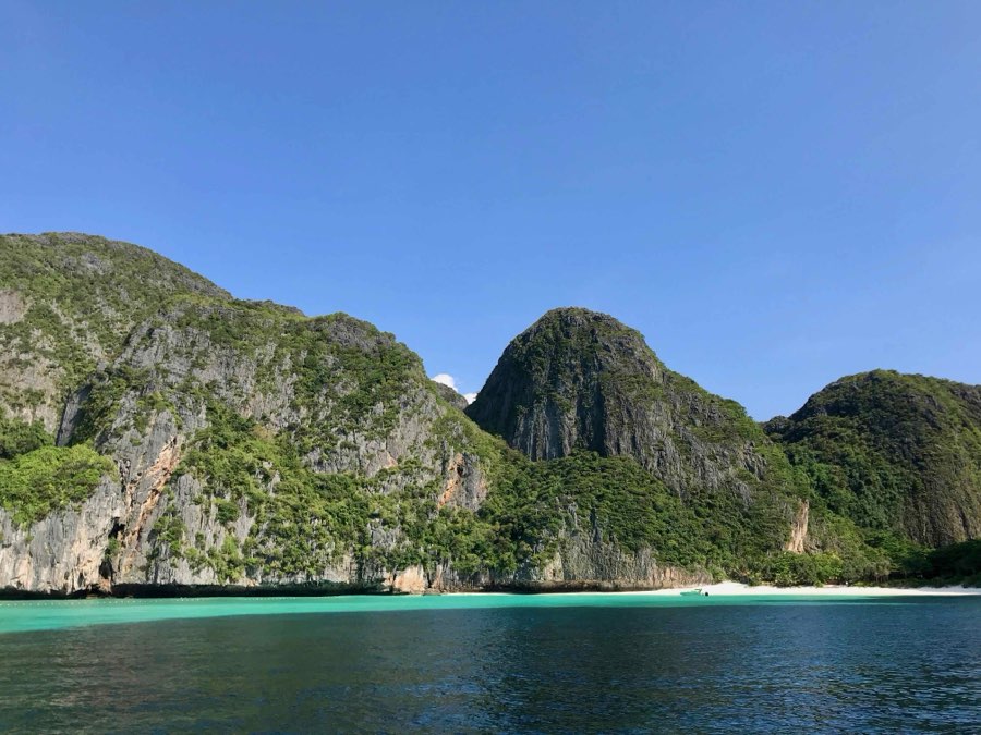 Falaises verdoyantes de Koh Phi Phi au-dessus d'une eau turquoise