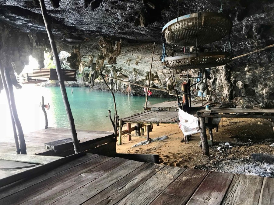 Abri de pêcheurs aménagé dans une grotte, face à la mer