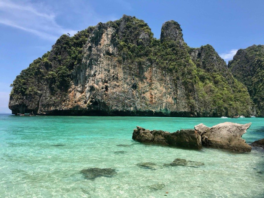 Eau turquoise au pied des falaises de Koh Phi Phi