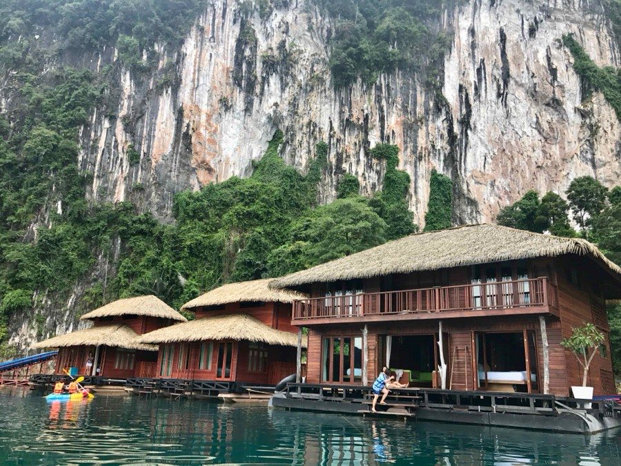 Maisons en bois au pied des falaises, sur le lac de Khao Sok