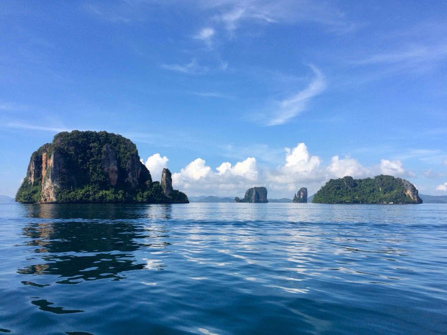 Îles calcaires sur la mer d'Andaman, au large de Krabi