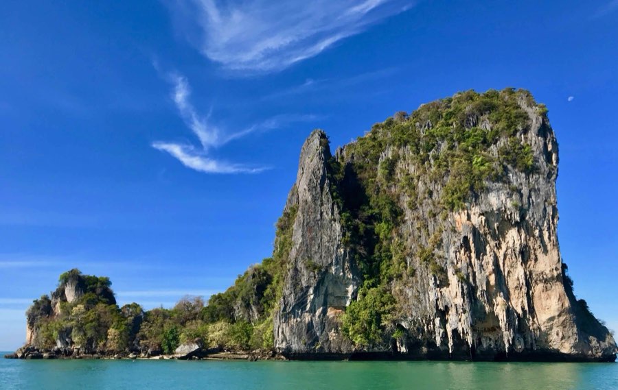 Piton calcaire au-dessus de la mer d'Andaman