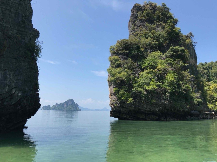 Pitons calcaires dans la mer d'Andaman près de Railay