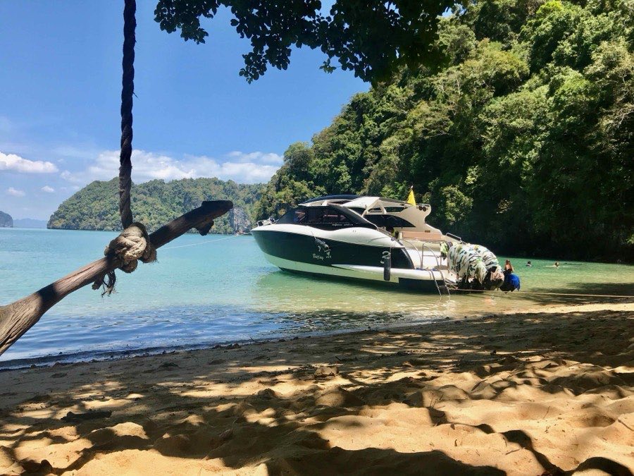 Balançoire suspendue au-dessus d'une plage près de Krabi