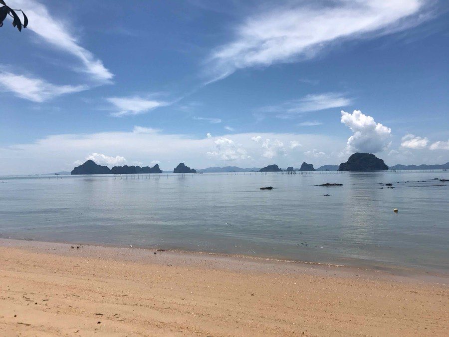 Plage calme face aux îles de la mer d'Andaman