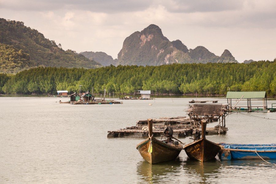 Le village de Laem Sak et ses bateaux, face à la baie de Phang Nga